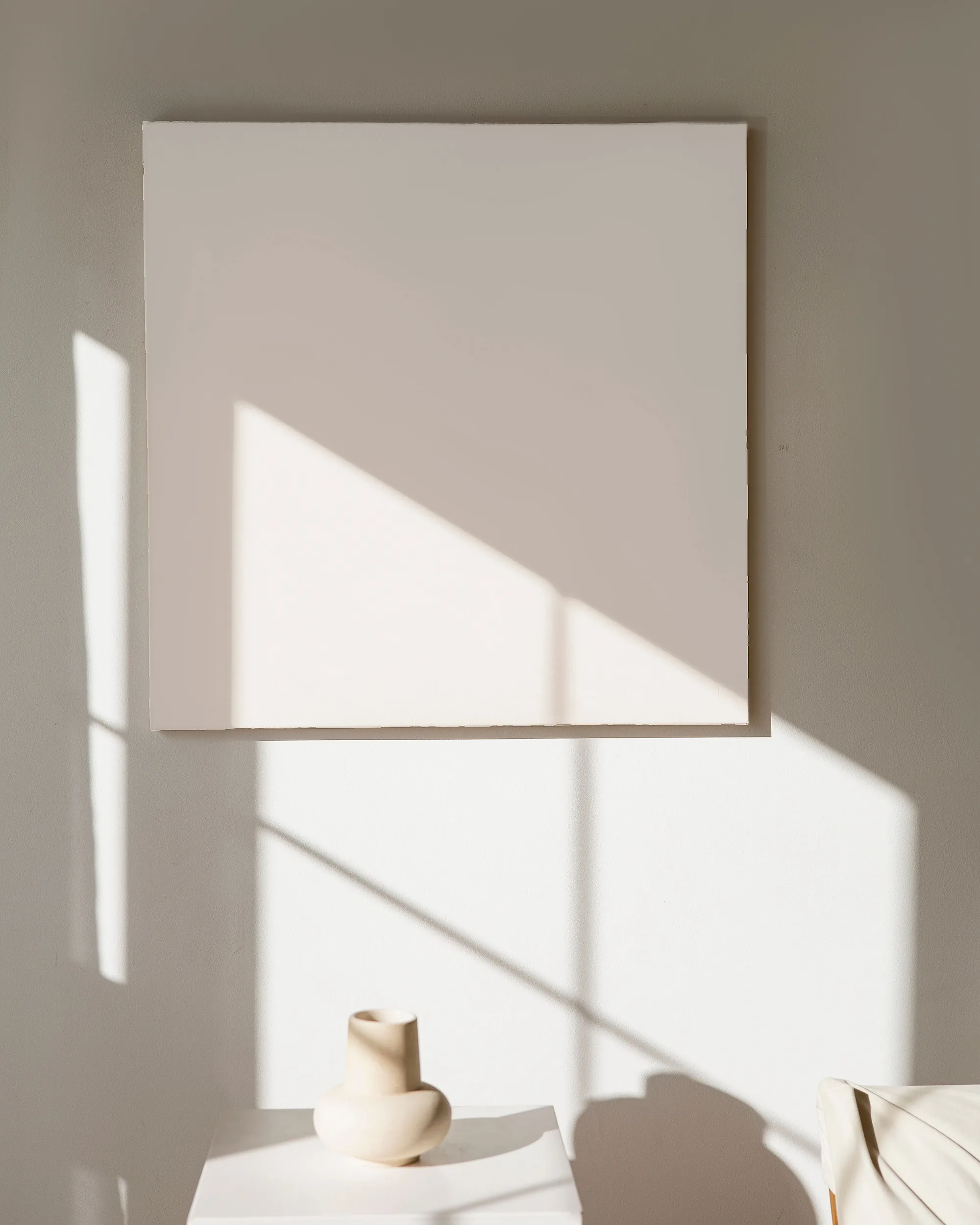 Vaso in ceramica su un tavolino, attraversato dalla luce del sole