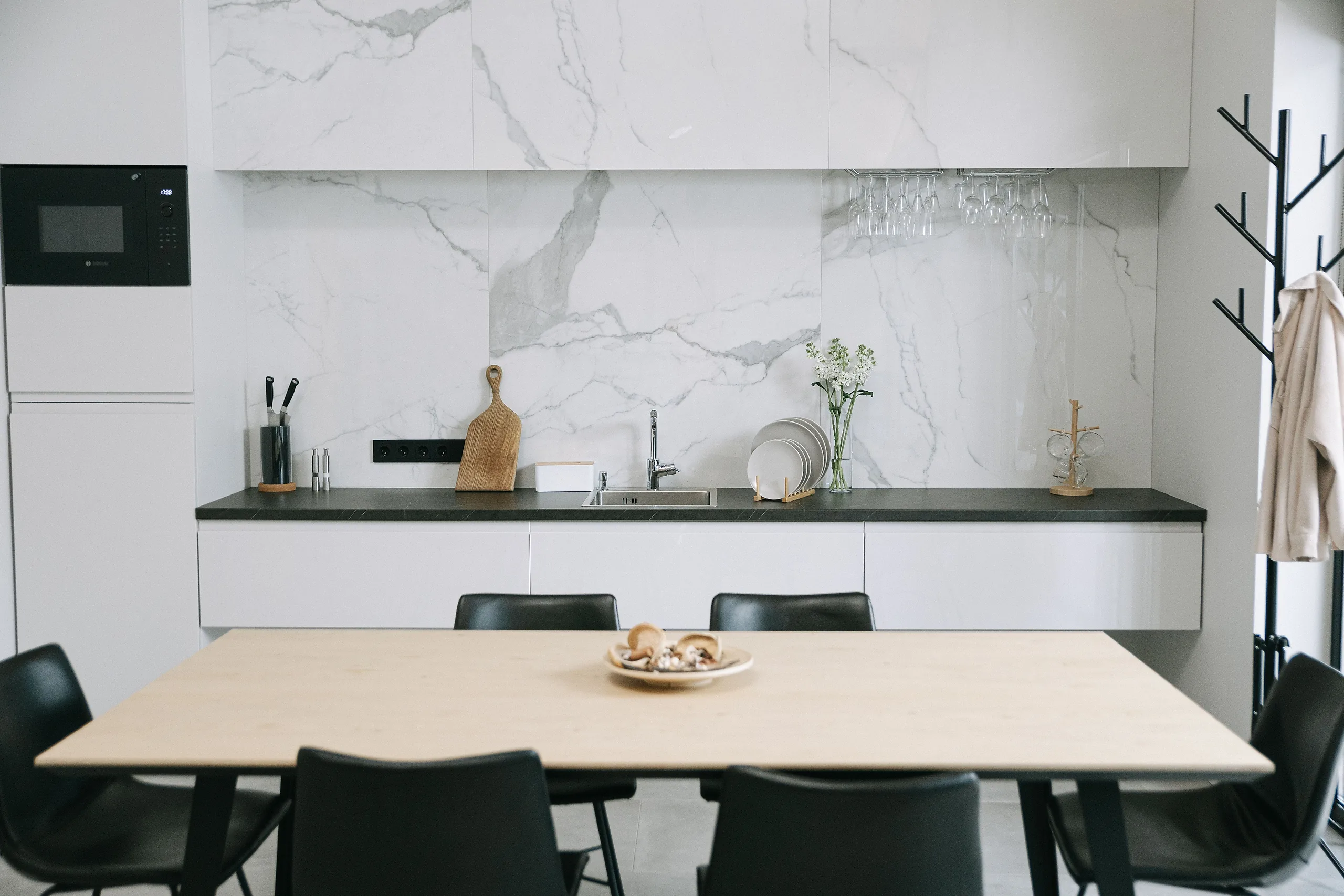 Cucina e tavolo da pranzo con luce naturale